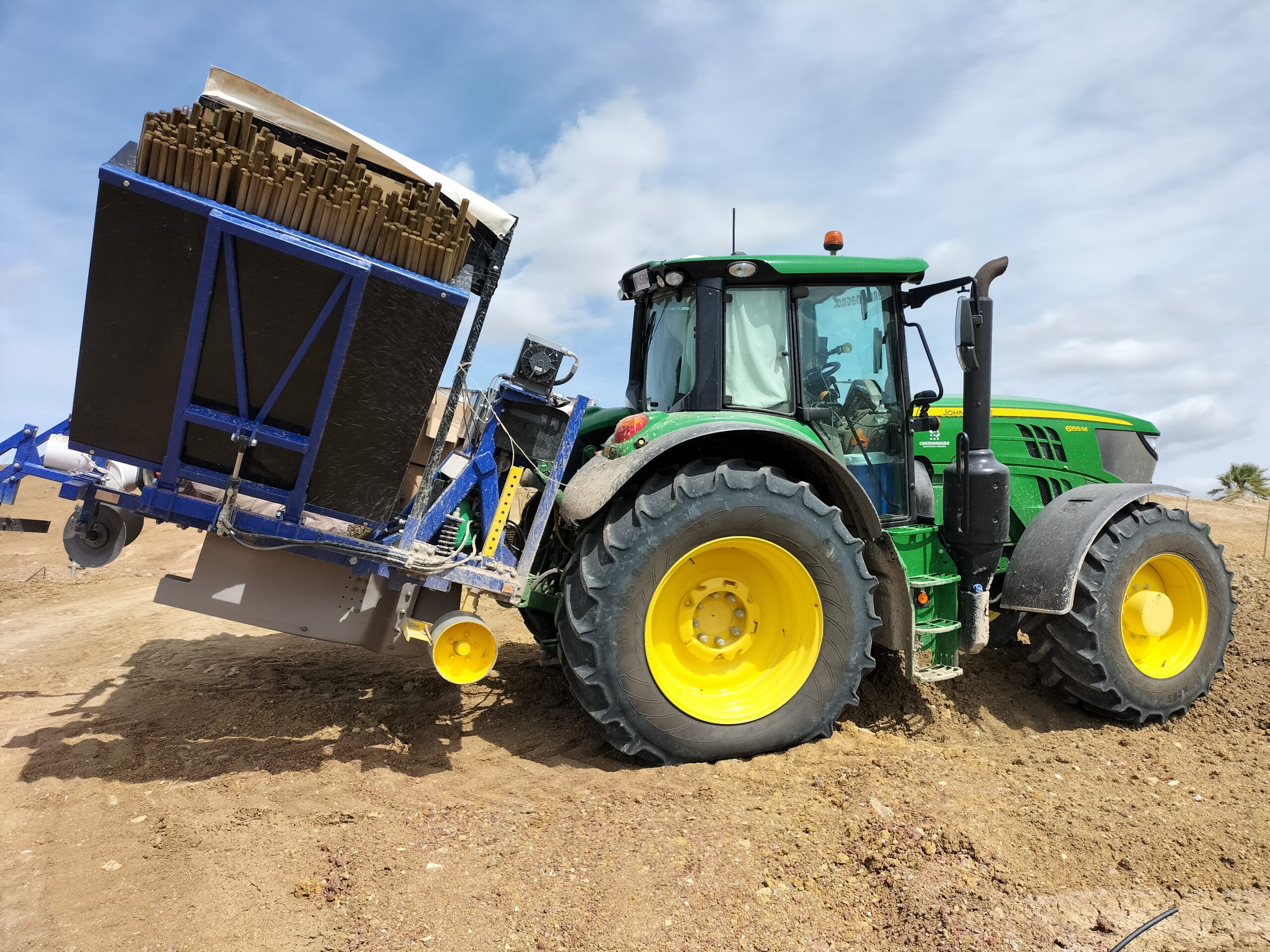 PErfil de tractor equipado con planadora listo para empezar a trabajar